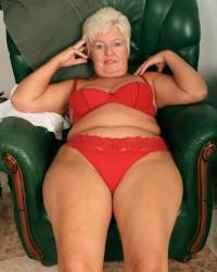 Lihat foto seks 64 year old and British granny Sandie lowers her knickers indah
