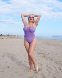 Poto sex Big tits Angel shows her micro mesh bikini on a public beach