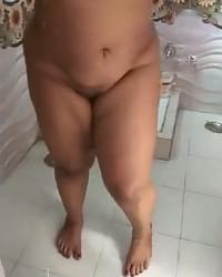 Lihat foto seks Srilankan big ass aunty bathing time