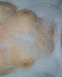 Lihat foto sex Hot teacher upskirt no panties and washing pussy in bath HD