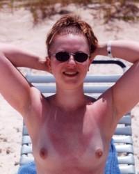 Foto bugil hot Topless Exhibitionist Blonde Slut on the Beach in Public indah