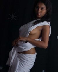 Foto xxx indah Apsara desi white saree without blouse bra show showing juicy boobs indian 2020