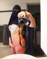 Foto sex indah Muslim Teen in Burqa secretly showing off round butt 2020