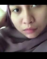 Gambar bokep HD Riris, a muslim indonesian girl, can't resist the big dick. kualitas tinggi