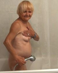 Download foto bugil Old granny mature in bathroom HD