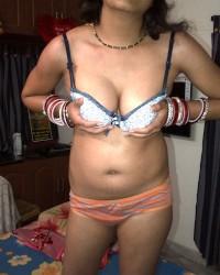 Foto sex indah Shilpa Bhabhi Indian Wife In Bedroom Stripping Naked kualitas tinggi