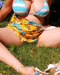 Download foto seks Bikini MILF Tits: Busty amateur Britney Swallows topless in high heels kualitas tinggi